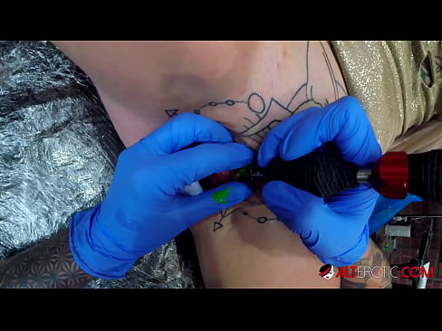 ❤️ Extremadamente tatuado hottie Sully Savage consiguió un tatuaje en su clítoris Porno casero en es.porngifmag-com.ru ❌️