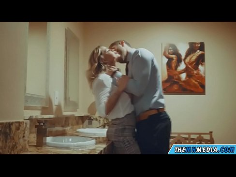 ❤️ Cuando una rubia tetona te seduce en un baño público Porno casero en es.porngifmag-com.ru ❌️